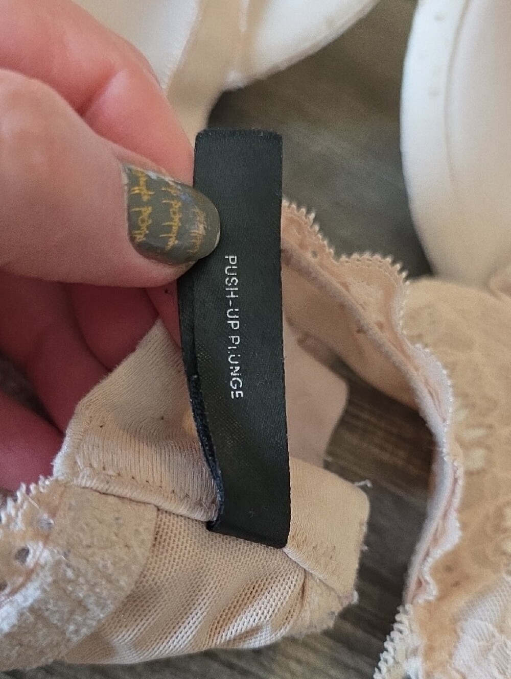 Women's Lace-Trim nude t Bra - Picture 4 of 5